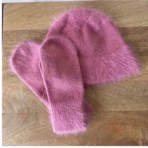 American Eagle- pink hat and mittens